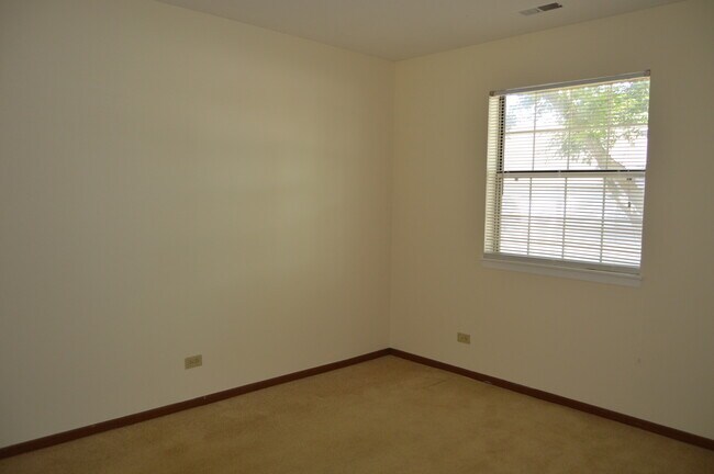 Building Photo - 40 N Victoria Ln