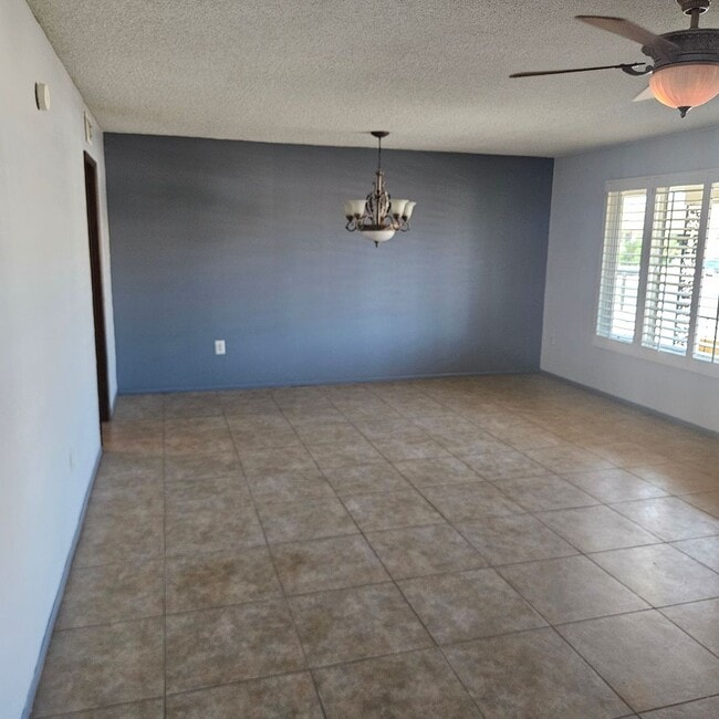 Building Photo - Spacious Home Near Shopping Center