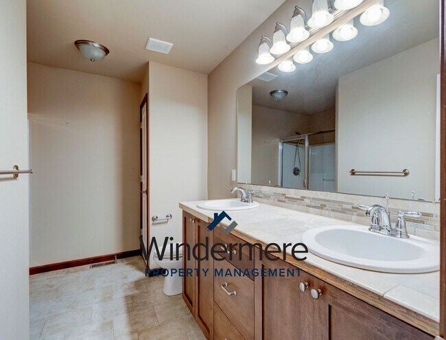 Building Photo - 3 Bedrooms 2 Bath Located In Crosby Commons