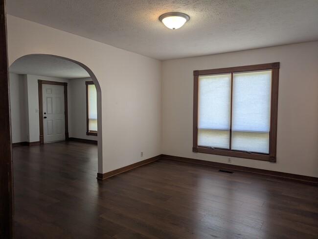 Building Photo - 520 N Prairie St