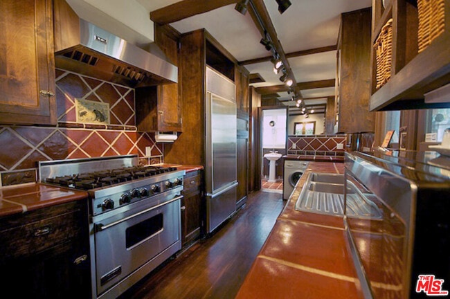 Building Photo - 2667 Lake View Terrace E