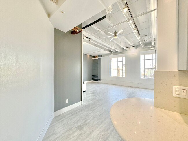 Building Photo - Top floor modern crafted spacious 1 Bed + ...