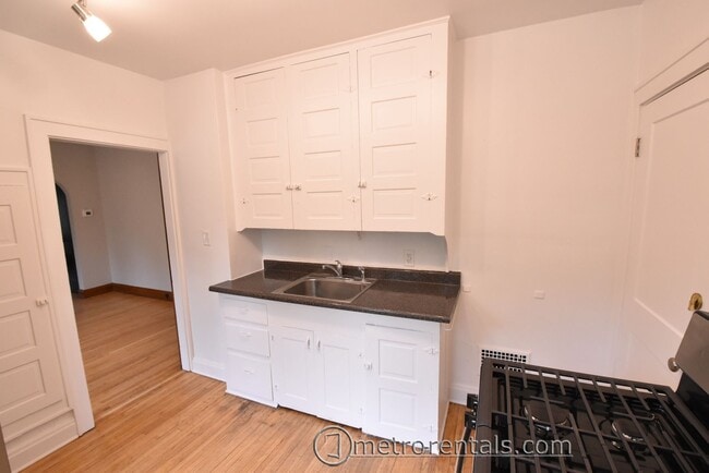 Building Photo - 2832-2834 Indianola Avenue