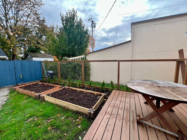 Building Photo - Fully Remodeled 1 BD + Loft