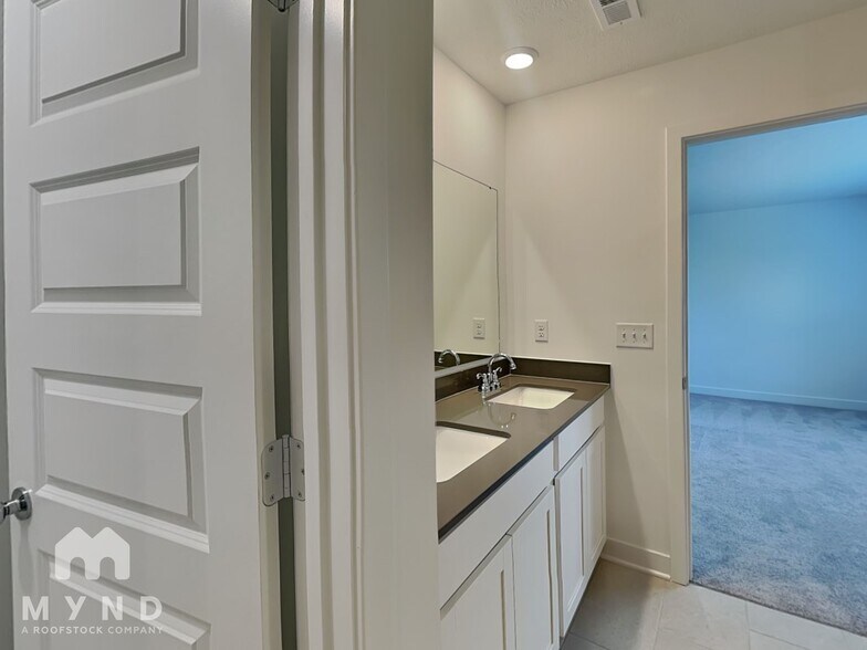 Building Photo - 16935 Sandhurst Pl