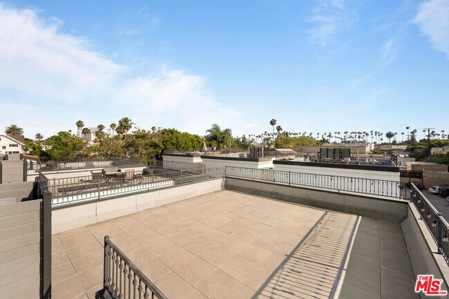 Building Photo - 1249 S Plymouth Blvd