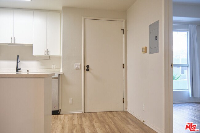 Building Photo - 1242 9th Ct