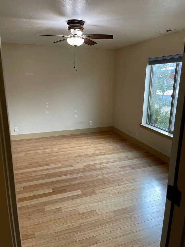 Building Photo - Custom 3-Bedroom with Fenced Yard in heart of Sisters!