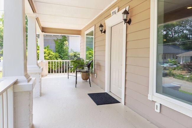 Building Photo - Spacious 4/3.5 w/ Master on Main and Fully...