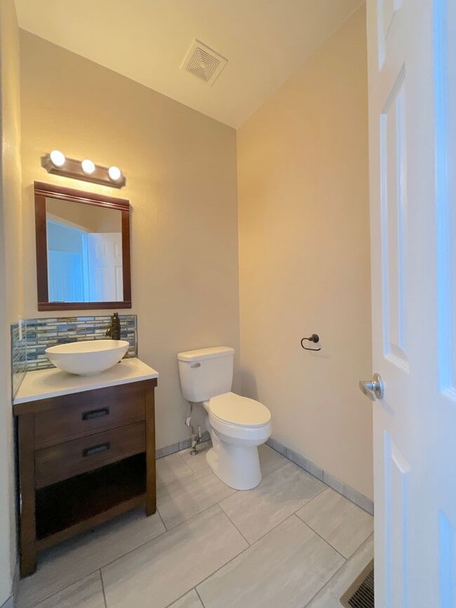 Building Photo - 4 Bedroom Home Available Near Peterson Rd & Constitution Ave!