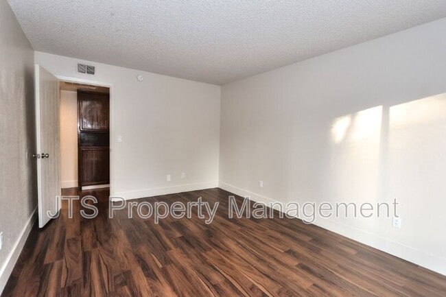 Building Photo - 8128 Sunrise E Way