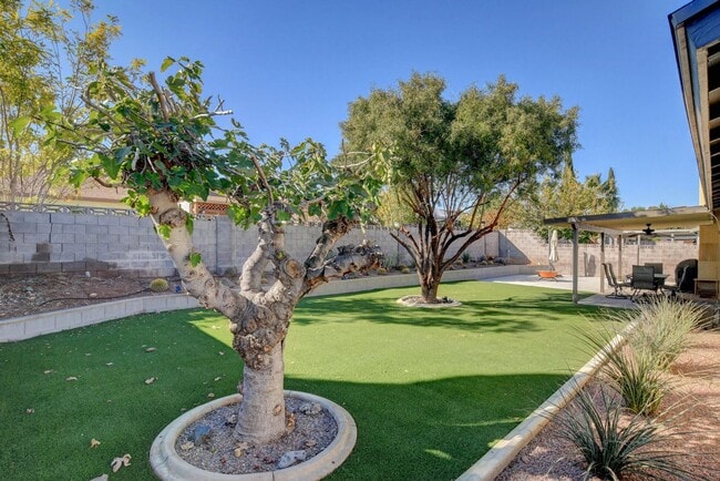 Building Photo - Fully Furnished, One Story, Near Strip, All Utilities Included with Flexible Lease Terms