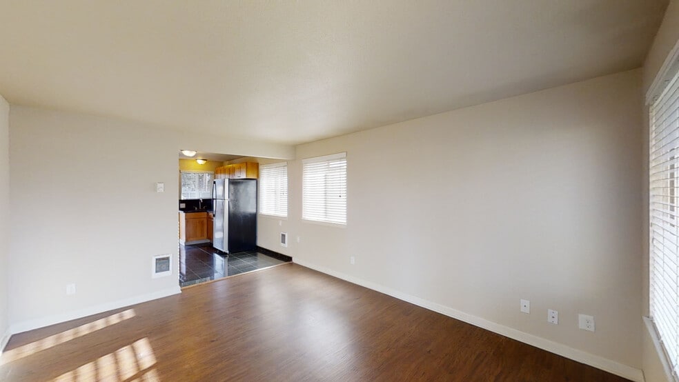 Living Room - 318 120th St S