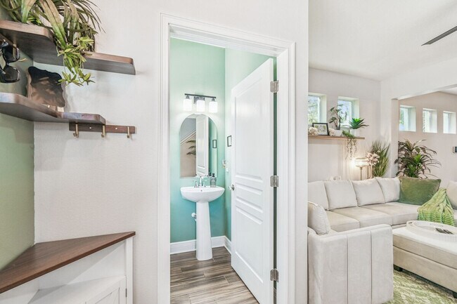 Building Photo - 109 W Hollywood St