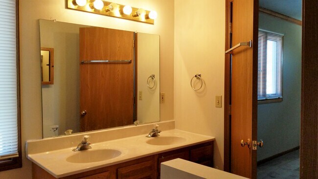 Building Photo - 296 Wintergreen Dr