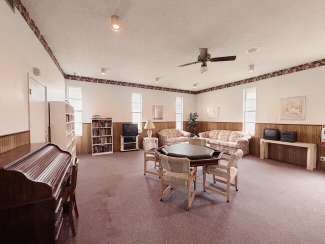 Building Photo - 600 Village Green Ct