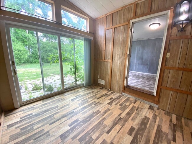 Building Photo - 5 bed 1.5 Bath Single Family Home! Near NDSU!