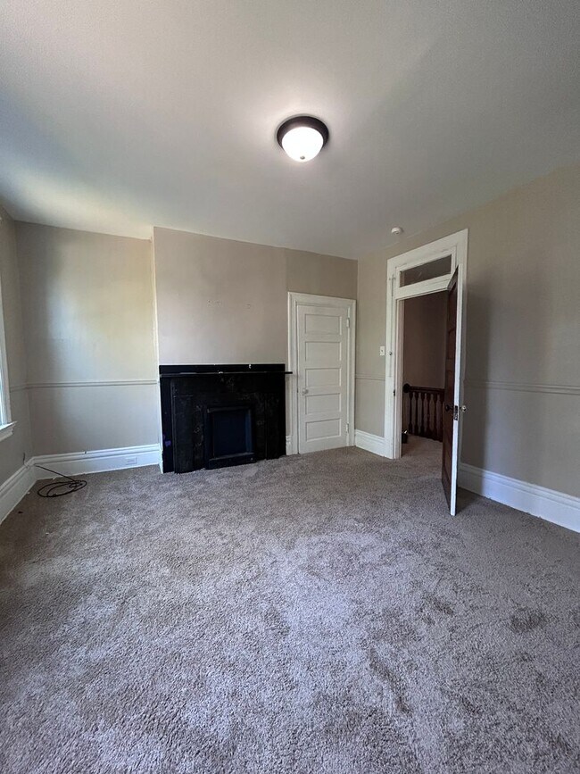Building Photo - Large 4 Bedroom 1 Bathroom House (Marshall...
