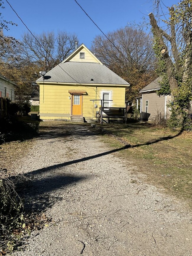 Building Photo - Charming 3BR/1BA Next to Schlanger Park