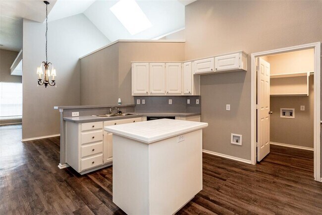 Building Photo - 923 Golden Grove Dr