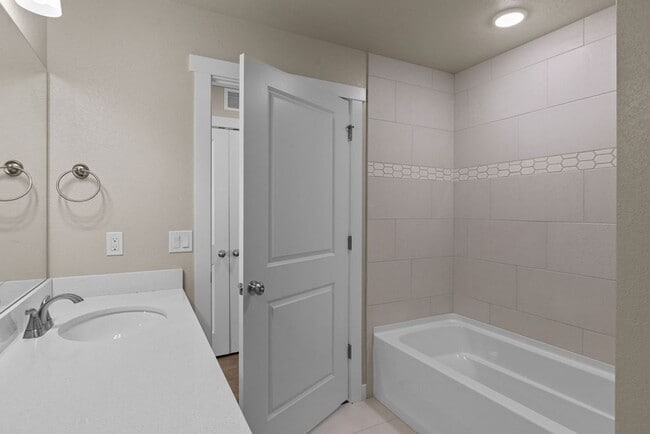 Building Photo - 2 Bedroom 2 Bathroom Ground Floor Townhome in Centerra