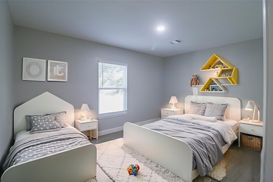 Building Photo - 6150 Ridgeway Dr