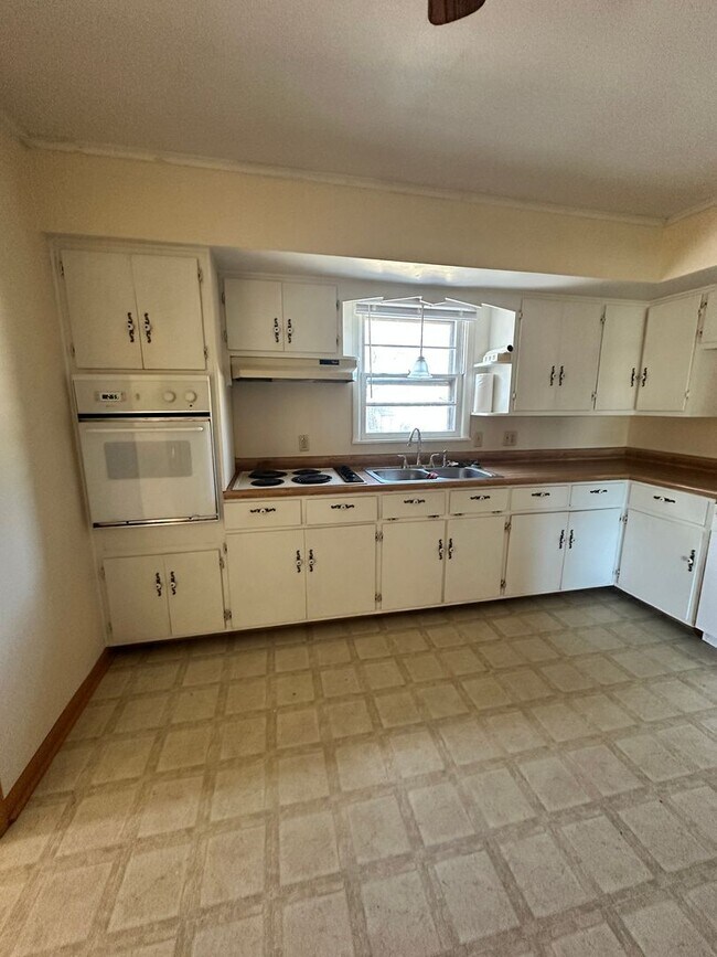 Building Photo - 2-3 bedroom, 1 bath, 1 car garage home for rent