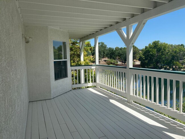 Building Photo - Beautiful Lakefront Home in the Vineyard! 55+ community