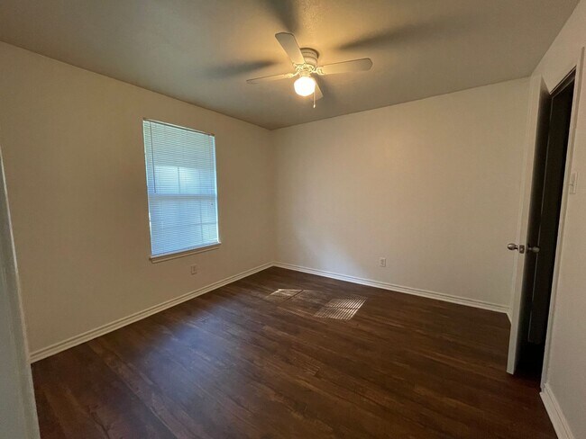Building Photo - 3-bed/2-bath with Garage!