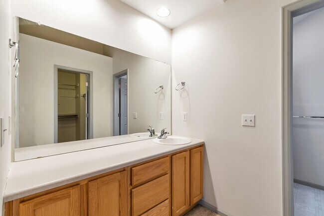 Building Photo - 2BR w/ 2-Car Garage & Fireplace in Littleton