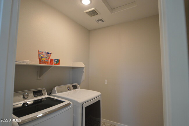 Building Photo - 1326 W Coyote Dr