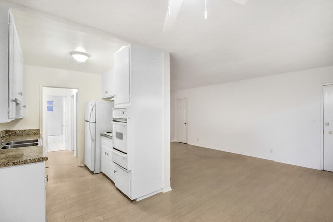 Building Photo - 828 6th St
