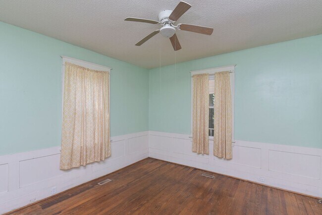 Building Photo - Charming 2 bedroom 1 bath home in Elmwood ...