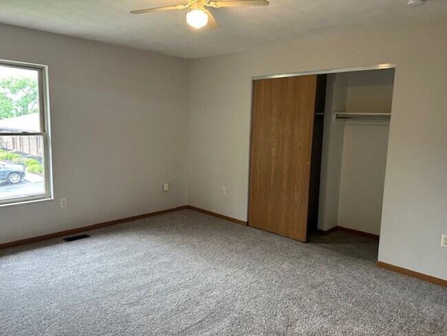 Building Photo - 2 Bedroom, 1 1/2 Bath 1500 sq. ft. Townhom...
