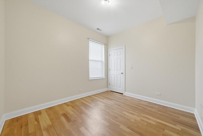 Building Photo - 4742 N Sawyer Ave