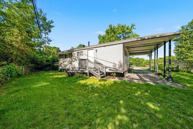 Building Photo - 10700 Spring Garden Dr