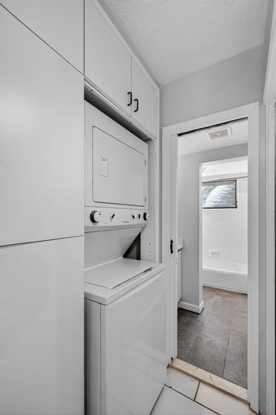 Building Photo - 2624 NE 30th Pl