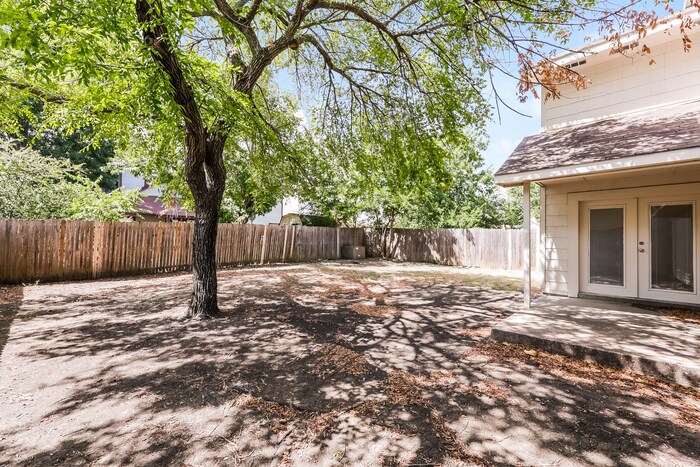 Building Photo - 804 Lovingham Dr