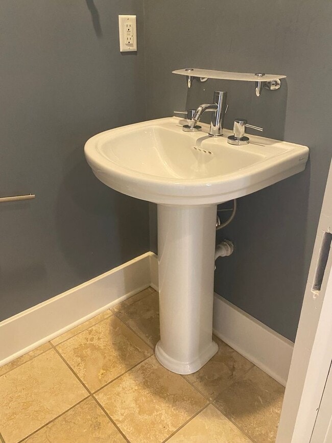 Building Photo - Vanderbilt Place - Wonderful Location 3 bedrooms/3 1/2 baths