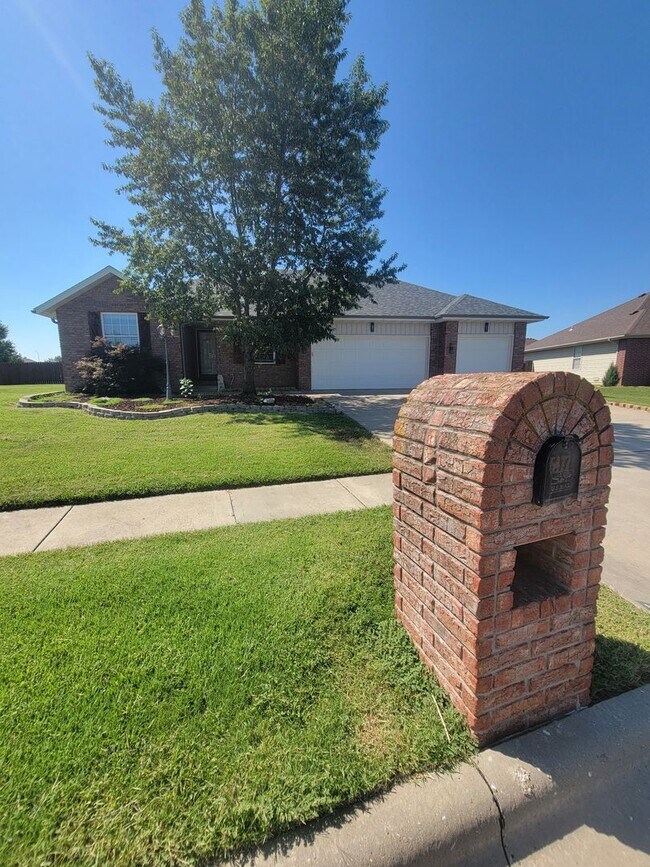 Building Photo - Bent Tree Subdivision - 4 BR - 2 Living Areas - 3 Car