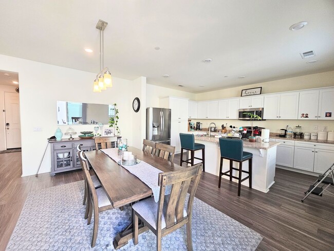 Building Photo - Beautiful Condo In a Nice Neighborhood 2 car garage