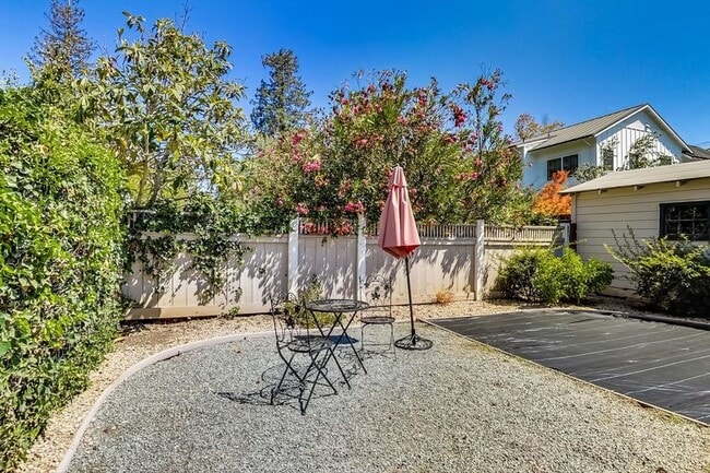 Building Photo - 2 Bedroom, 1 Bath + Office - Downtown Palo...