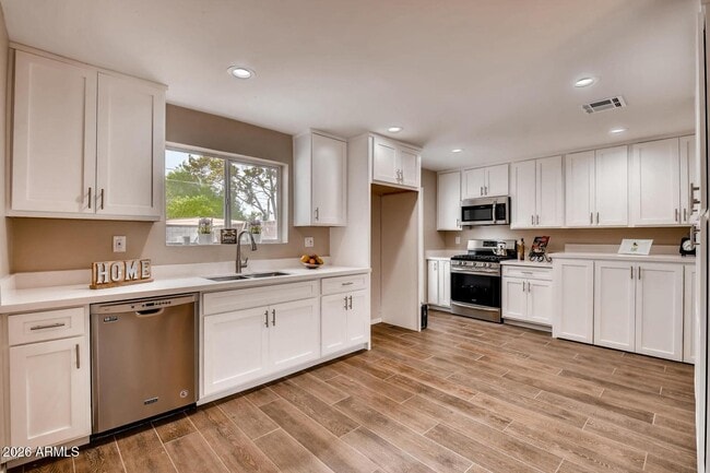 Building Photo - 1806 E Don Carlos