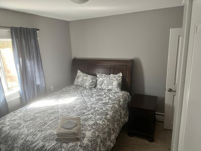 Building Photo - Executive Rental Fully Furnished PERFECT G...