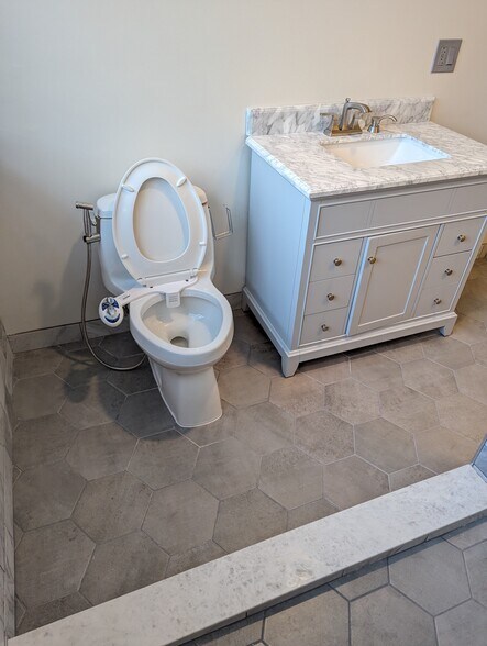 Building Photo - 3322 W Catalpa Ave