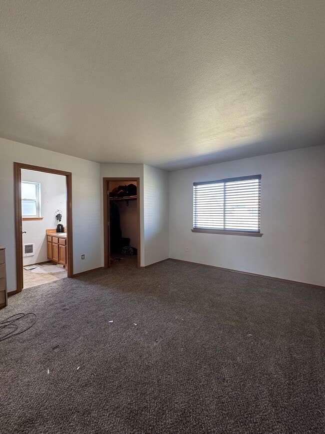 Building Photo - 3-Bedroom Home for Lease with Fenced Backyard