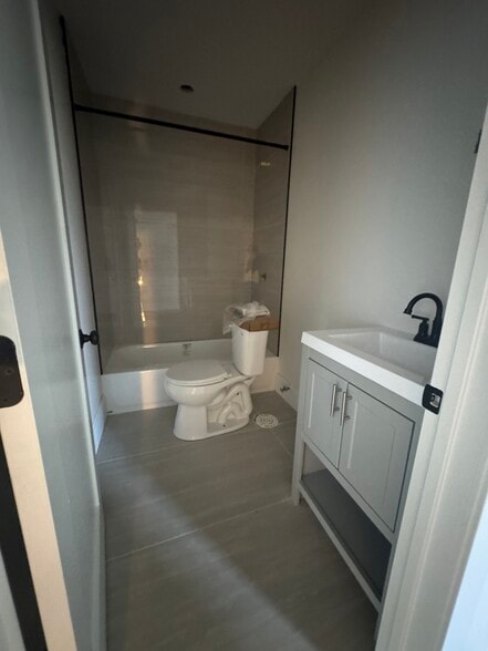 Building Photo - 10 Hunting St