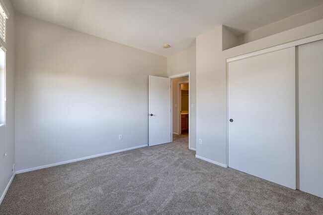 Building Photo - GATED NW HOME - 4 BEDROOMS W/ 1 BED AND BA...