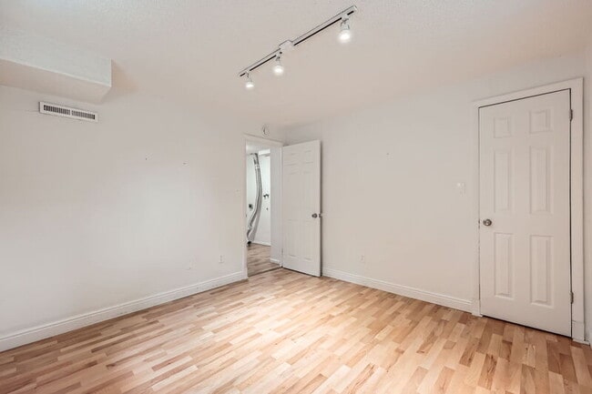 Building Photo - 2517 W Willamette Ave