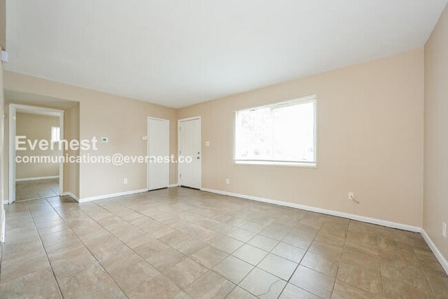 Building Photo - 3 Bed, 2 Bath Home with Fenced Yard / Available Soon!